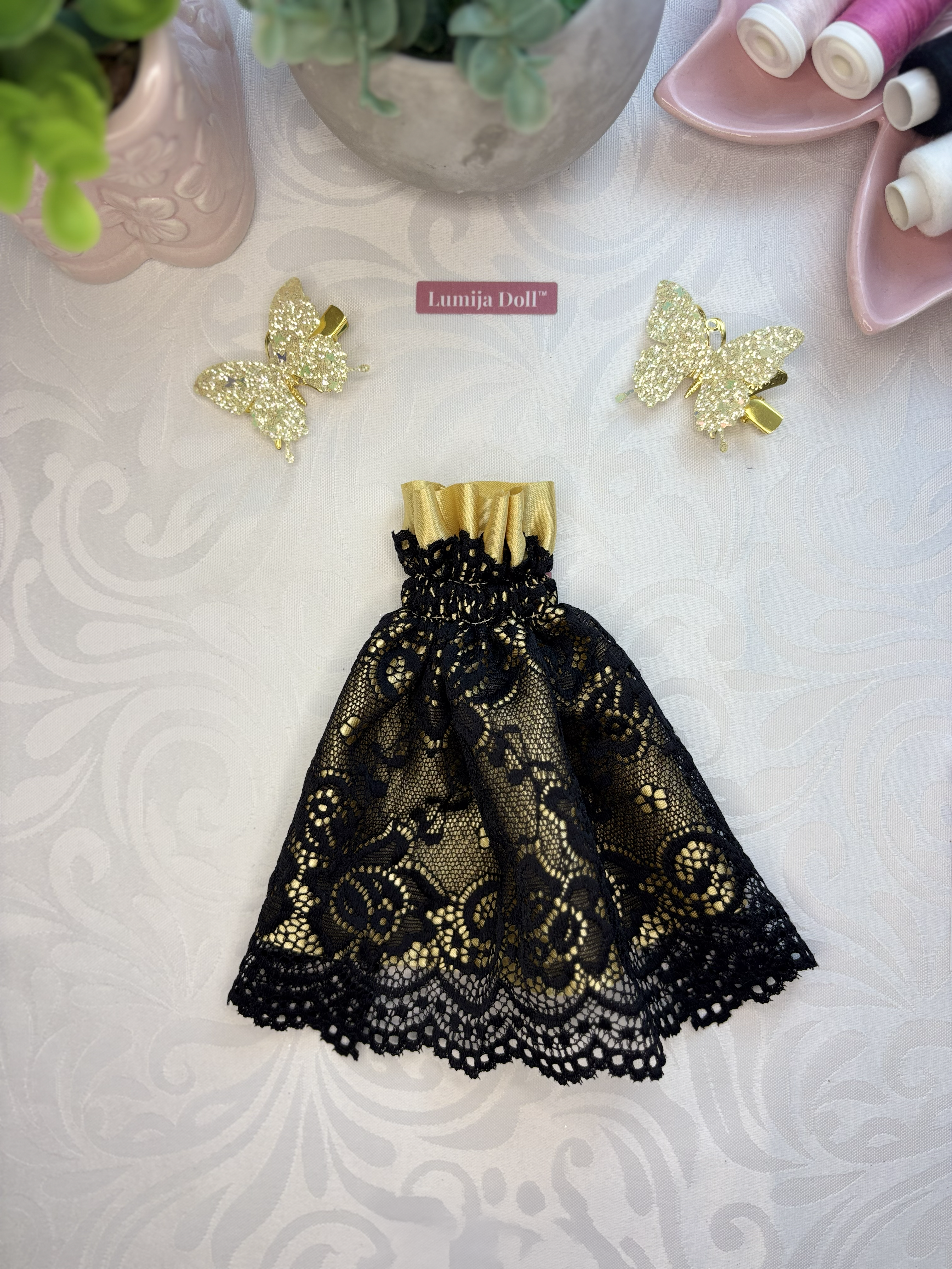 D09 - Noir Gold Lace
