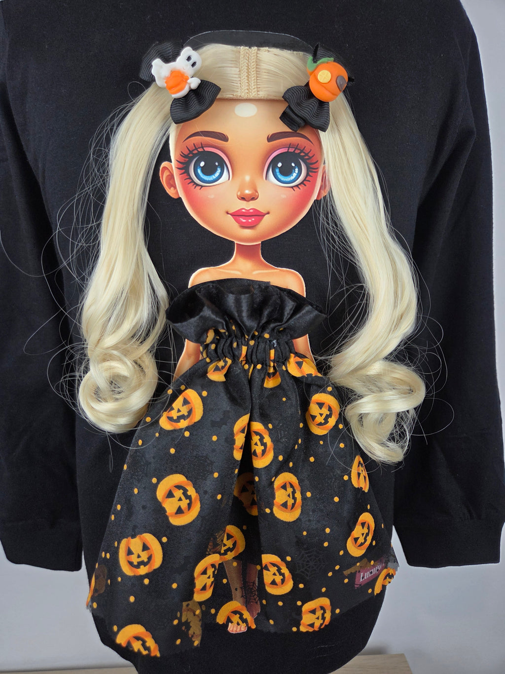 D61 Pumpkin Magic – črna oblekica z oranžnimi bučkami, bližnji pogled.