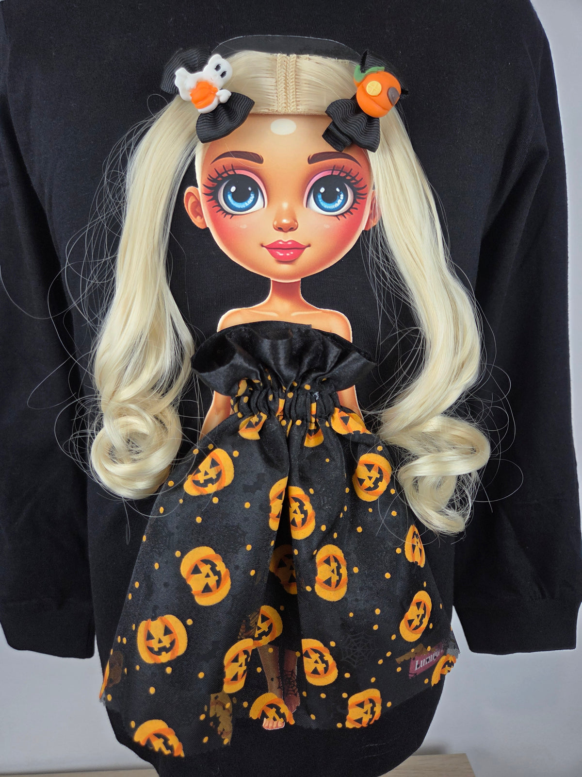 D61 Pumpkin Magic – črna oblekica z oranžnimi bučkami, bližnji pogled.